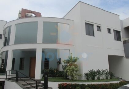 Super oportunidade, casa duplex montada e decorada de 05 quartos, 04 suites, closet na Mata da Praia